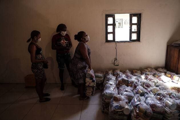 Residents of the Mandela favela carry food and aid donated by the NGO Rio de Paz, as a help for those who are unemployed and in poverty during the COVID-19 pandemic, in the northern area of Rio de Janeiro, Brazil, 21 April 2020. NGO Rio de Paz delivers aid in the Mandela favela !ACHTUNG: NUR REDAKTIONELLE NUTZUNG!  Copyright: xAntonioxLacerdax AME4442 20200421-637231057583965346