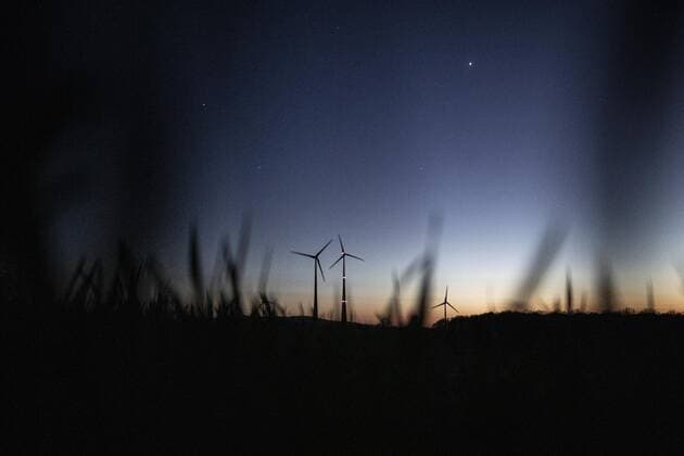 Windraeder zeichnen sich in der Abenddaemmerung ab, aufgenommen bei Loebau, 21.04.2020. Loebau Deutschland *** Wind turbines are emerging in the evening twilight, recorded at Loebau, 21 04 2020 Loebau Germany Copyright: xFlorianxGaertner photothek.netx
