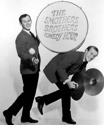 THE SMOTHERS BROTHERS COMEDY HOUR, Dick Smothers, Tom Smothers, 1967-70 Courtesy Everett Collection !ACHTUNG AUFNAHMEDATUM GESCHÃ„TZT! PUBLICATIONXNOTxINxCANxCHNxFRAxITAxJPNxNORxPOLxRUSxESPxUKxUSA Copyright: xCourtesyxEverettxCollectionx TBDSMBR EC027