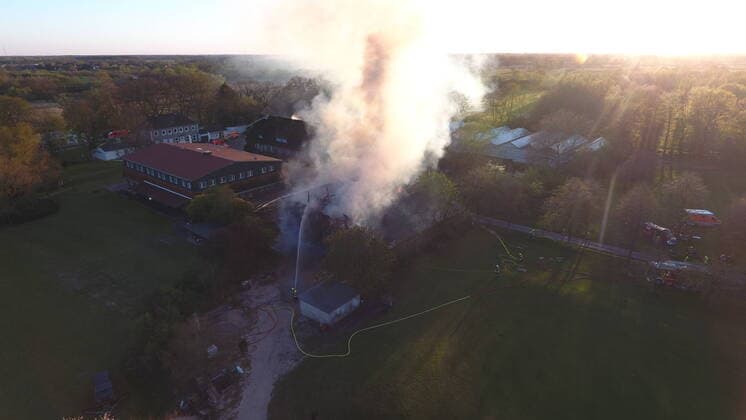 Großbrand auf Golfplatz in Prisdorf - Feuerwehr kann zwei große Reetdachhäuser retten! 21.04.20 - Prisdorf: Mehr als 100 Einsatzkräfte von fünf Freiwilligen Feuerwehren kämpfen aktuell gegen einen ausgedehnten Großbrand auf dem Gelände eines Golfplatzes in Prisdorf. Dort ist aus bislang noch ungeklärter Ursache ein kombiniertes Wohn- und Geschäftshaus in Brand geraten. Als die ersten Einsatzkräfte der Freiwilligen Feuerwehr Prisdorf wenige Minuten nach der um 18.41 Uhr erfolgten Alarmierung an der Einsatzstelle eintrafen, stand das Gebäude bereits in Vollbrand. Daher ließ der Einsatzleiter umgehend weitere Kräfte nachalarmieren. Die Brandbekämpfung erfolgt ausschließlich von außen über mehrere handgeführte Strahlrohre sowie über die Drehleiter der Freiwilligen Feuerwehr Pinneberg. Schwierigkeiten machte in der Anfa Copyright: xSebastianxPetersx