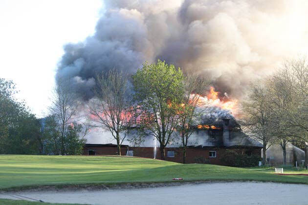 Großbrand auf Golfplatz in Prisdorf - Feuerwehr kann zwei große Reetdachhäuser retten! 21.04.20 - Prisdorf: Mehr als 100 Einsatzkräfte von fünf Freiwilligen Feuerwehren kämpfen aktuell gegen einen ausgedehnten Großbrand auf dem Gelände eines Golfplatzes in Prisdorf. Dort ist aus bislang noch ungeklärter Ursache ein kombiniertes Wohn- und Geschäftshaus in Brand geraten. Als die ersten Einsatzkräfte der Freiwilligen Feuerwehr Prisdorf wenige Minuten nach der um 18.41 Uhr erfolgten Alarmierung an der Einsatzstelle eintrafen, stand das Gebäude bereits in Vollbrand. Daher ließ der Einsatzleiter umgehend weitere Kräfte nachalarmieren. Die Brandbekämpfung erfolgt ausschließlich von außen über mehrere handgeführte Strahlrohre sowie über die Drehleiter der Freiwilligen Feuerwehr Pinneberg. Schwierigkeiten machte in der Anfa Copyright: xSebastianxPetersx