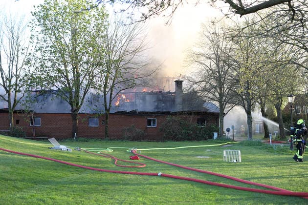 Großbrand auf Golfplatz in Prisdorf - Feuerwehr kann zwei große Reetdachhäuser retten! 21.04.20 - Prisdorf: Mehr als 100 Einsatzkräfte von fünf Freiwilligen Feuerwehren kämpfen aktuell gegen einen ausgedehnten Großbrand auf dem Gelände eines Golfplatzes in Prisdorf. Dort ist aus bislang noch ungeklärter Ursache ein kombiniertes Wohn- und Geschäftshaus in Brand geraten. Als die ersten Einsatzkräfte der Freiwilligen Feuerwehr Prisdorf wenige Minuten nach der um 18.41 Uhr erfolgten Alarmierung an der Einsatzstelle eintrafen, stand das Gebäude bereits in Vollbrand. Daher ließ der Einsatzleiter umgehend weitere Kräfte nachalarmieren. Die Brandbekämpfung erfolgt ausschließlich von außen über mehrere handgeführte Strahlrohre sowie über die Drehleiter der Freiwilligen Feuerwehr Pinneberg. Schwierigkeiten machte in der Anfa Copyright: xSebastianxPetersx
