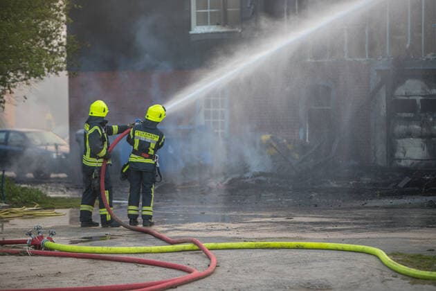 Großbrand auf Golfplatz in Prisdorf - Feuerwehr kann zwei große Reetdachhäuser retten! 21.04.20 - Prisdorf: Mehr als 100 Einsatzkräfte von fünf Freiwilligen Feuerwehren kämpfen aktuell gegen einen ausgedehnten Großbrand auf dem Gelände eines Golfplatzes in Prisdorf. Dort ist aus bislang noch ungeklärter Ursache ein kombiniertes Wohn- und Geschäftshaus in Brand geraten. Als die ersten Einsatzkräfte der Freiwilligen Feuerwehr Prisdorf wenige Minuten nach der um 18.41 Uhr erfolgten Alarmierung an der Einsatzstelle eintrafen, stand das Gebäude bereits in Vollbrand. Daher ließ der Einsatzleiter umgehend weitere Kräfte nachalarmieren. Die Brandbekämpfung erfolgt ausschließlich von außen über mehrere handgeführte Strahlrohre sowie über die Drehleiter der Freiwilligen Feuerwehr Pinneberg. Schwierigkeiten machte in der Anfa Copyright: xSebastianxPetersx