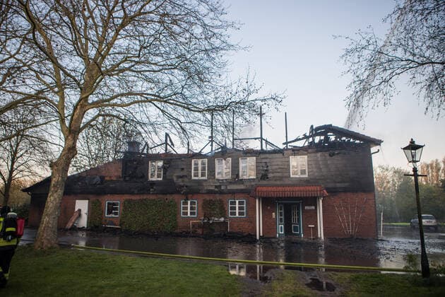 Großbrand auf Golfplatz in Prisdorf - Feuerwehr kann zwei große Reetdachhäuser retten! 21.04.20 - Prisdorf: Mehr als 100 Einsatzkräfte von fünf Freiwilligen Feuerwehren kämpfen aktuell gegen einen ausgedehnten Großbrand auf dem Gelände eines Golfplatzes in Prisdorf. Dort ist aus bislang noch ungeklärter Ursache ein kombiniertes Wohn- und Geschäftshaus in Brand geraten. Als die ersten Einsatzkräfte der Freiwilligen Feuerwehr Prisdorf wenige Minuten nach der um 18.41 Uhr erfolgten Alarmierung an der Einsatzstelle eintrafen, stand das Gebäude bereits in Vollbrand. Daher ließ der Einsatzleiter umgehend weitere Kräfte nachalarmieren. Die Brandbekämpfung erfolgt ausschließlich von außen über mehrere handgeführte Strahlrohre sowie über die Drehleiter der Freiwilligen Feuerwehr Pinneberg. Schwierigkeiten machte in der Anfa Copyright: xSebastianxPetersx