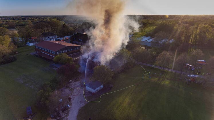 Großbrand auf Golfplatz in Prisdorf - Feuerwehr kann zwei große Reetdachhäuser retten! 21.04.20 - Prisdorf: Mehr als 100 Einsatzkräfte von fünf Freiwilligen Feuerwehren kämpfen aktuell gegen einen ausgedehnten Großbrand auf dem Gelände eines Golfplatzes in Prisdorf. Dort ist aus bislang noch ungeklärter Ursache ein kombiniertes Wohn- und Geschäftshaus in Brand geraten. Als die ersten Einsatzkräfte der Freiwilligen Feuerwehr Prisdorf wenige Minuten nach der um 18.41 Uhr erfolgten Alarmierung an der Einsatzstelle eintrafen, stand das Gebäude bereits in Vollbrand. Daher ließ der Einsatzleiter umgehend weitere Kräfte nachalarmieren. Die Brandbekämpfung erfolgt ausschließlich von außen über mehrere handgeführte Strahlrohre sowie über die Drehleiter der Freiwilligen Feuerwehr Pinneberg. Schwierigkeiten machte in der Anfa Copyright: xSebastianxPetersx