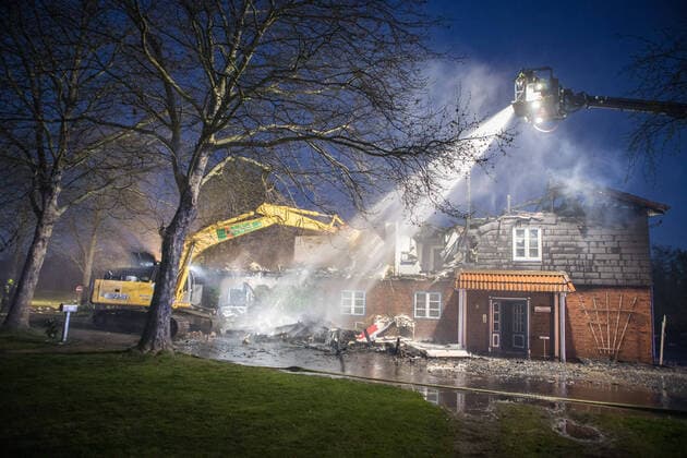 Großbrand auf Golfplatz in Prisdorf - Feuerwehr kann zwei große Reetdachhäuser retten! 21.04.20 - Prisdorf: Mehr als 100 Einsatzkräfte von fünf Freiwilligen Feuerwehren kämpfen aktuell gegen einen ausgedehnten Großbrand auf dem Gelände eines Golfplatzes in Prisdorf. Dort ist aus bislang noch ungeklärter Ursache ein kombiniertes Wohn- und Geschäftshaus in Brand geraten. Als die ersten Einsatzkräfte der Freiwilligen Feuerwehr Prisdorf wenige Minuten nach der um 18.41 Uhr erfolgten Alarmierung an der Einsatzstelle eintrafen, stand das Gebäude bereits in Vollbrand. Daher ließ der Einsatzleiter umgehend weitere Kräfte nachalarmieren. Die Brandbekämpfung erfolgt ausschließlich von außen über mehrere handgeführte Strahlrohre sowie über die Drehleiter der Freiwilligen Feuerwehr Pinneberg. Schwierigkeiten machte in der Anfa Copyright: xSebastianxPetersx