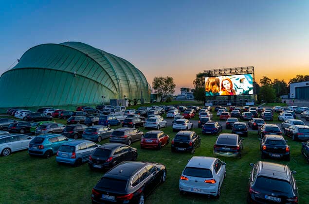 Bilder des Jahres 2020, News 04 April News Themen der Woche KW17 News Bilder des Tages Autokino am Flughafen Essen Mülheim Motor Movies, temporäre Filmvorführung, am WDL Luftschiff Hangar, Veranstaltung unter Einhaltung der Kontaktbeschränkungen, Auswirkungen der Coronakrise in Essen, Mülheim Deutschland, *** Drive-in cinema at Essen Airport Mülheim Motor Movies, temporary film screening, at WDL airship hangar, event in compliance with contact restrictions, effects of the corona crisis in Essen, Mülheim Germany,