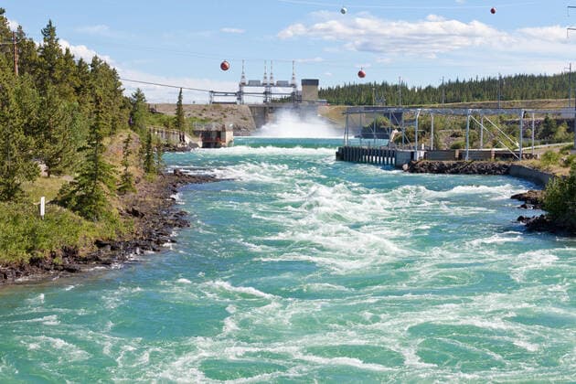 IMAGO Nature: Unsere Erde, Energiequellen, Wasserkraft Whitehorse hydro power dam spillway Yukon Canada Violent white water in spillway of hydro-electric power plant of the small scale hydro station at Whitehorse, Yukon Territory, Canada  Copyright: xPiLensx 12957144