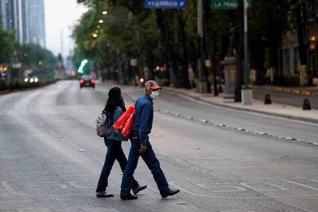 Citizens are seen in the streets in Mexico City, Mexico, 21 April 2020. Government of Mexico officially declared this Tuesday the start of the massive phase of COVID-19 infections, when it touched 9,000 patients and exceeded 700 deaths, so it will formalize the extension of social distancing until May 30 without applying further measures. EFE Jose Mendez Mexico extends measures until May 30 when entering massive contagion phase !ACHTUNG: NUR REDAKTIONELLE NUTZUNG!  Copyright: xJosexMendezx AME4599 20200422-637231298372259356