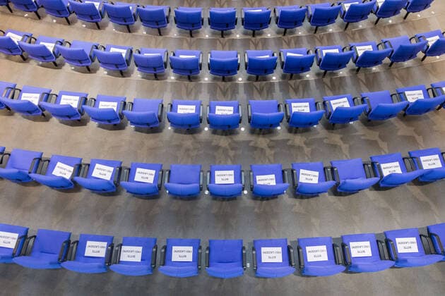 Bilder des Jahres 2020, News 04 April News Themen der Woche KW17 Berlin, Plenarsitzung im Bundestag Deutschland, Berlin - 22.04.2020: Im Bild sind Schilder mit bitte frei lassen im Plenarsaal während der Sitzung des deutschen Bundestags zu sehen. Berlin Bundestag Berlin Deutschland *** Berlin, Plenary Session in the Bundestag Germany, Berlin 22 04 2020 In the picture you can see signs with please leave blank in the plenary hall during the session of the German Bundestag Berlin Bundestag Berlin Germany