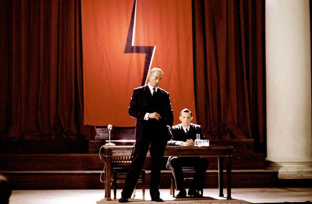 FOYLE S WAR (aka EXXON MOBIL S MASTERPIECE THEATRE), Charles Dance, Michael Simkins, 2002- Courtesy Everett Collection !ACHTUNG AUFNAHMEDATUM GESCHÃ„TZT! PUBLICATIONXNOTxINxCANxCHNxFRAxITAxJPNxNORxPOLxRUSxESPxUKxUSA Copyright: xCourtesyxEverettxCollectionx TCDFOWA EC007