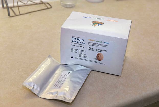22.04.2020, COVID-19 Antikörper-Test-Kit, Corona Virus Schnelltest ist ein schneller chromatographischer Immunoassay zum qualitativen Nachweis von IgG- und IgM-Antikörpern gegen SARS-CoV-2 im menschlichen Vollblut, Serum oder Plasma als Hilfe bei der Diagnose von primären und sekundären SARS-CoV-2-Infektionen. 22.04.2020, Corona-Virus Antikörper-Test 22.04.2020, Corona-Virus Antikörper-Test