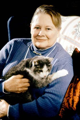 GHOST CAT (aka MRS. ASHBORO S CAT), Shirley Knight, 2003, Lifetime Courtesy: Everett Collection Lifetime Television Courtesy Everett Collection !ACHTUNG AUFNAHMEDATUM GESCHÃ„TZT! PUBLICATIONXNOTxINxCANxCHNxFRAxITAxJPNxNORxPOLxRUSxESPxUKxUSA Copyright: xLifetimexTelevision CourtesyxEverettxCollectionx TCDGHCA LT001