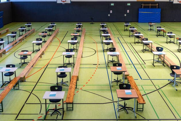 Kiel 22.04.2020 - Prüfungsvorbereitung ESA und MSA an allgemeinbildenden Schulen An den allgemeinbildenden Schulen ist am heutigen Mittwoch die Vorbereitungsphase für den Ersten allgemeinbildenden und den Mittleren Schulabschluss angelaufen. Unters strengen Hygieneauflagen werden Schülerinnen und Schüler in kleinen Gruppen auf die anstehenden Prüfungen vorbereitet. Uns ist wichtig, dass die Schülerinnen und Schüler in den beiden Wochen vor der Prüfung noch einmal mit den Lehrkräften zusammenkommen, erläutert dazu Karin Prien. Die Schulen hätten vor Ort individuelle Konzepte entwickelt, um die Schülerinnen und Schüler auf die Prüfungen vorzubereiten. Kiel Ravensberg Schleswig-Holstein Deutschland
