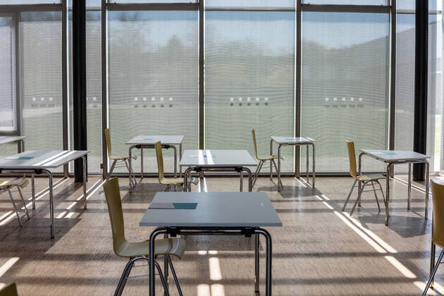 Kiel 22.04.2020 - Prüfungsvorbereitung ESA und MSA an allgemeinbildenden Schulen An den allgemeinbildenden Schulen ist am heutigen Mittwoch die Vorbereitungsphase für den Ersten allgemeinbildenden und den Mittleren Schulabschluss angelaufen. Unters strengen Hygieneauflagen werden Schülerinnen und Schüler in kleinen Gruppen auf die anstehenden Prüfungen vorbereitet. Uns ist wichtig, dass die Schülerinnen und Schüler in den beiden Wochen vor der Prüfung noch einmal mit den Lehrkräften zusammenkommen, erläutert dazu Karin Prien. Die Schulen hätten vor Ort individuelle Konzepte entwickelt, um die Schülerinnen und Schüler auf die Prüfungen vorzubereiten. Kiel Ravensberg Schleswig-Holstein Deutschland