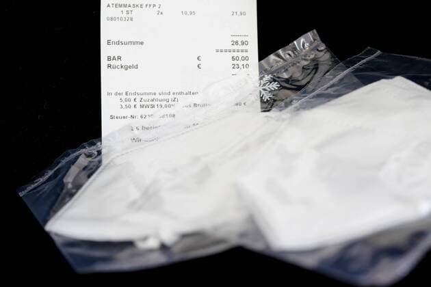 Ab der Kalenderwoche 18 gilt fast in allen Bundeslaendern Maskenpflicht. Es werden z.B. Atemmasken FFP 2 empfohlen. Das Robert-Koch-Institut (RKS) empfiehlt zur Behandlung und Pflege von Patienten mit einer Infektion durch das Coronavirus FFP2 Masken sowie FFP3 Masken. Das Geschaeft mit Schutzmasken treibt den Preis in die Hoehe Ab der Kalenderwoche 18 gilt fast in allen Bundeslaendern Maskenpflicht. Es werden z.B. Atemmasken FFP 2 empfohlen. Das Robert-Koch-Institut (RKS) empfiehlt zur Behandlung und Pflege von Patienten mit einer Infektion durch das Coronavirus FFP2 Masken sowie FFP3 Masken., Deutschland, Kuchen, Apotheke, 22.04.2020