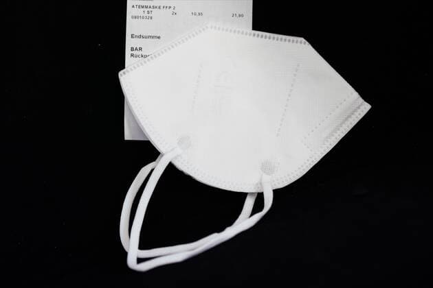Ab der Kalenderwoche 18 gilt fast in allen Bundeslaendern Maskenpflicht. Es werden z.B. Atemmasken FFP 2 empfohlen. Das Robert-Koch-Institut (RKS) empfiehlt zur Behandlung und Pflege von Patienten mit einer Infektion durch das Coronavirus FFP2 Masken sowie FFP3 Masken. Das Geschaeft mit Schutzmasken treibt den Preis in die Hoehe Ab der Kalenderwoche 18 gilt fast in allen Bundeslaendern Maskenpflicht. Es werden z.B. Atemmasken FFP 2 empfohlen. Das Robert-Koch-Institut (RKS) empfiehlt zur Behandlung und Pflege von Patienten mit einer Infektion durch das Coronavirus FFP2 Masken sowie FFP3 Masken., Deutschland, Kuchen, Apotheke, 22.04.2020