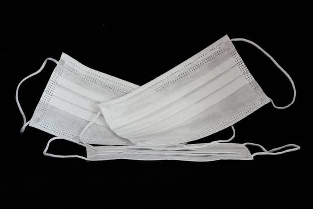 Ab der Kalenderwoche 18 gilt fast in allen Bundeslaendern Maskenpflicht. Es werden z.B. Atemmasken FFP 2 empfohlen. Das Robert-Koch-Institut (RKS) empfiehlt zur Behandlung und Pflege von Patienten mit einer Infektion durch das Coronavirus FFP2 Masken sowie FFP3 Masken. Das Geschaeft mit Schutzmasken treibt den Preis in die Hoehe. Einfache, preiswerte Masken gibt es z.B. auch im Baumarkt Ab der Kalenderwoche 18 gilt fast in allen Bundeslaendern Maskenpflicht. Es werden z.B. Atemmasken FFP 2 empfohlen. Das Robert-Koch-Institut (RKS) empfiehlt zur Behandlung und Pflege von Patienten mit einer Infektion durch das Coronavirus FFP2 Masken sowie FFP3 Masken., Deutschland, Kuchen, Apotheke, 20200422