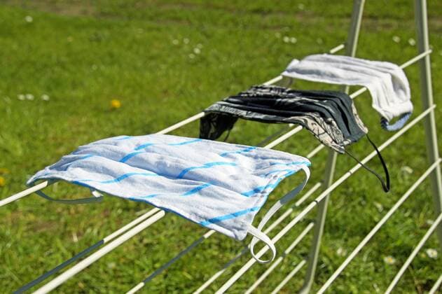 Als letztes Bundesland will jetzt auch Bremen eine Maskenpflicht zum Schutz vor dem Corona-Virus einführen. Sie gilt beim Einkaufen und im Öffentlichen Personennahverkehr. Hier trocknet ein Bremer Haushalt seine frisch gewaschenen Masken auf einem Wäscheständer. Zum Teil sind sie selbstgenäht, zum Teil gekauft.