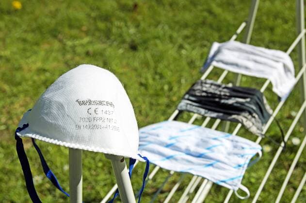Als letztes Bundesland will jetzt auch Bremen eine Maskenpflicht zum Schutz vor dem Corona-Virus einführen. Sie gilt beim Einkaufen und im Öffentlichen Personennahverkehr. Hier trocknet ein Bremer Haushalt seine frisch gewaschenen Masken auf einem Wäscheständer. Zum Teil sind sie selbstgenäht, zum Teil gekauft.