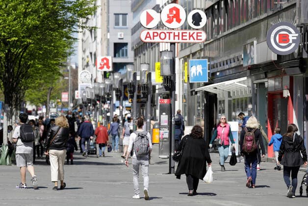 Fussgaengerzone Wilmersdorfer Strasse. Ab heute koennen Geschaefte mit bis zu 800 Quadratmeter Verkaufsflaeche, waehrend der Corona-Krise, wieder oeffnen, DEU, Berlin, 22.04.2020