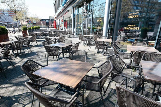 22.04.2020, xtgx, Maskenpflicht in Wolfsburg, Leere Tische und Stuehle eines Restaurants in Wolfsburg. Die Gastronomie darf auch weiterhin nicht oeffnen, sondern nur Ausserhausverkauf anbieten. Die Stadt Wolfsburg hat ab dieser Woche eine Maskenpflicht im Nahverkehr, in oeffentlichen Gebauden und Geschaeften eingefuehrt. Dort muss jeder Fahrgast oder Besucher Mund und Nase mit einer Maske bedecken. Symbolfoto, Symbolbild, Risikogruppe, Senioren, Schutzmaske, Gesichtsmaske, Mund-Nasen-Maske. Wolfsburg