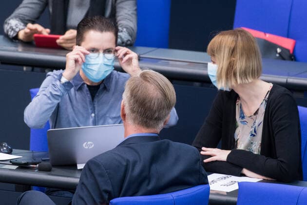 Berlin, Plenarsitzung im Bundestag Deutschland, Berlin - 22.04.2020: Im Bild ist Nicole Gohlke (Die Linke), Petra Sitte (Die Linke) mit Mundschutz und Dietmar Bartsch (Fraktionsvorsitzender DIE LINKE im Bundestag)während der Sitzung des deutschen Bundestags zu sehen. Berlin Bundestag Berlin Deutschland