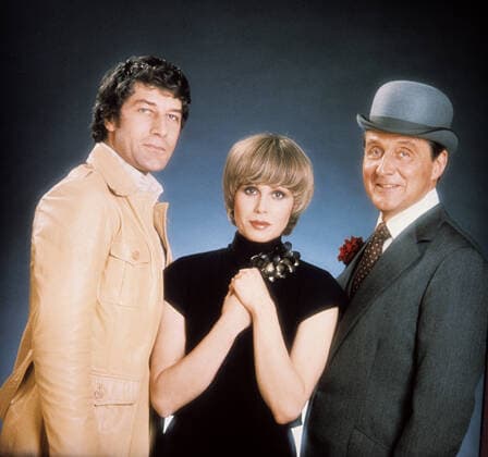 THE NEW AVENGERS, Gareth Hunt, Joanna Lumley, Patrick MacNee, 1976-1977. Courtesy Everett Collection !ACHTUNG AUFNAHMEDATUM GESCHÃ„TZT! PUBLICATIONXNOTxINxCANxCHNxFRAxITAxJPNxNORxPOLxRUSxESPxUKxUSA Copyright: xCourtesyxEverettxCollectionx TCDNEAV EC001
