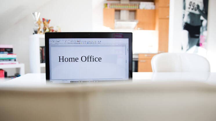 Homeoffice: Waehrend der Corona-Pandemie ist das Homeoffice mit Laptop am Wohnzimmer- oder Esstisch in den eigenen vier Waenden fuer viele Berufstaetige in Deutschland in den letzten Wochen zum Standard geworden. Waehrend manch einer die Arbeit von zu Hause schaetzen gelernt hat und gerne auch zukuenftig verstaerkt nutzen moechte, wuenschen sich andere moeglichst rasch ein Wiedersehen mit den Kollegen im Buero zurueck. So stellen viele die gleichzeitige Arbeit von zu Hause und parallele Betreuung der eigenen Kinder vor besondere Herausforderungen. Symbolfoto *** Home office During the Corona Pandemic, the home office with laptop at the living room or dining table in your own four walls has become the standard for many working people in Germany in the last few weeks, while some have learned to appreciate working from home and would Copyright: xBEAUTIFULxSPORTS RaphaelxSchmittx