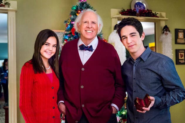 PETE S CHRISTMAS, (from left): Bailee Madison, Bruce Dern, Zachary Gordon, (airs Nov. 1, 2013), 2013. photo: Ben Mark Holzberg Hallmark Entertainment Courtesy: Everett Collection Hallmark Entertainment Courtesy Everett Collection !ACHTUNG AUFNAHMEDATUM GESCHÃ„TZT! PUBLICATIONXNOTxINxCANxCHNxFRAxITAxJPNxNORxPOLxRUSxESPxUKxUSA Copyright: xHallmarkxEntertainment CourtesyxEverettxCollectionx TCDPECH EC001