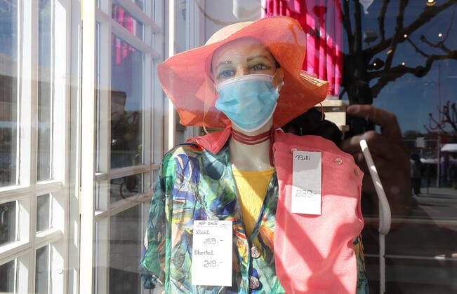 Schaufensterpuppe mit Maske, ab 29. April gilt auch in Schleswig Holstein die Pflicht zum Tragen einer Mund-Nasenbedeckung, Maskenpflicht Travemuende