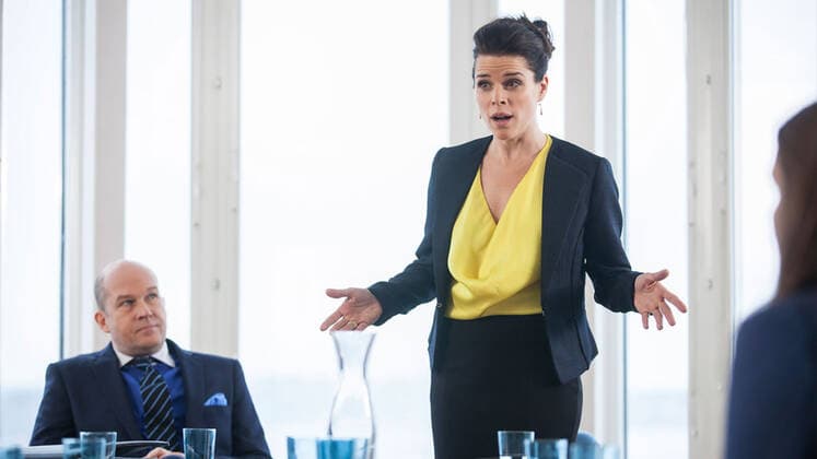 WELCOME TO SWEDEN, l-r: Magnus Mark, Neve Campbell in Flash Mob Frieriet (Season 2, Episode 1, aired April 1, 2015). ph: Frederik Hjerling NBC courtesy Everett Collection NBC Courtesy Everett Collection !ACHTUNG AUFNAHMEDATUM GESCHÃ„TZT! PUBLICATIONXNOTxINxCANxCHNxFRAxITAxJPNxNORxPOLxRUSxESPxUKxUSA Copyright: xNBC CourtesyxEverettxCollectionx TCDWETO EC058