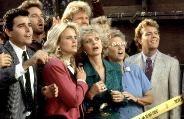 A VERY BRADY CHRISTMAS, Christopher Knight, Jennifer Runyon, Florence Henderson, Ann B. Davis, Mike Lookinland, 1988, Paramount TV Courtesy: Everett Collection Paramount Courtesy Everett Collection !ACHTUNG AUFNAHMEDATUM GESCHÃ„TZT! PUBLICATIONXNOTxINxCANxCHNxFRAxITAxJPNxNORxPOLxRUSxESPxUKxUSA Copyright: xParamount CourtesyxEverettxCollectionx TSDVEBR EC001