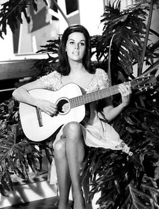 Claudine Longet, singing & playing guitar, during a TV Christmas special, 12 17 1967. Courtesy Everett Collection !ACHTUNG AUFNAHMEDATUM GESCHÃ„TZT! PUBLICATIONXNOTxINxCANxCHNxFRAxITAxJPNxNORxPOLxRUSxESPxUKxUSA Copyright: xCourtesyxEverettxCollectionx PBDCLLO EC002