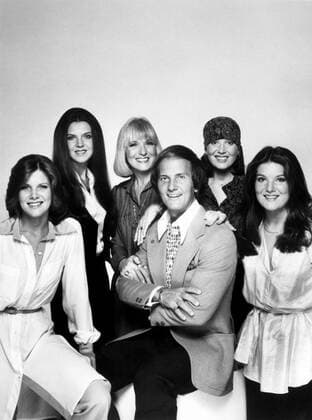 Pat Boone (center) with family including daughter Debby Boone (l.), and wife Shirley Boone (3rd from left), ca. 1970s Courtesy Everett Collection !ACHTUNG AUFNAHMEDATUM GESCHÃ„TZT! PUBLICATIONXNOTxINxCANxCHNxFRAxITAxJPNxNORxPOLxRUSxESPxUKxUSA Copyright: xCourtesyxEverettxCollectionx PBDPABO EC012