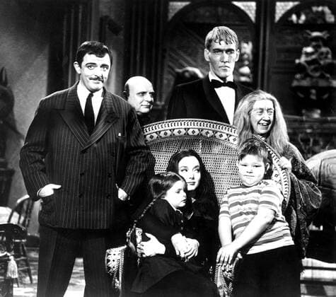 ADDAMS FAMILY, (standing) John Astin, Jackie Coogan, Ted Cassidy, Blossom Rock, (aka Marie Blake), Ken Weatherwax; (seated) Lisa Loring, Carolyn Jones, 1964-66 Courtesy Everett Collection !ACHTUNG AUFNAHMEDATUM GESCHÃ„TZT! PUBLICATIONXNOTxINxCANxCHNxFRAxITAxJPNxNORxPOLxRUSxESPxUKxUSA Copyright: xCourtesyxEverettxCollectionx TBDADFA EC022