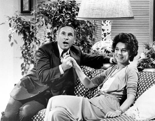 ANNIE AND THE HOODS, Mel Brooks, Anne Bancroft, aired November 27, 1974 Courtesy Everett Collection !ACHTUNG AUFNAHMEDATUM GESCHÃ„TZT! PUBLICATIONXNOTxINxCANxCHNxFRAxITAxJPNxNORxPOLxRUSxESPxUKxUSA Copyright: xCourtesyxEverettxCollectionx TBDANAN EC002