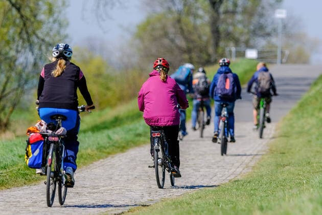 Radfahrer am 21.04.2020 auf dem Elberadweg in Radebeul.