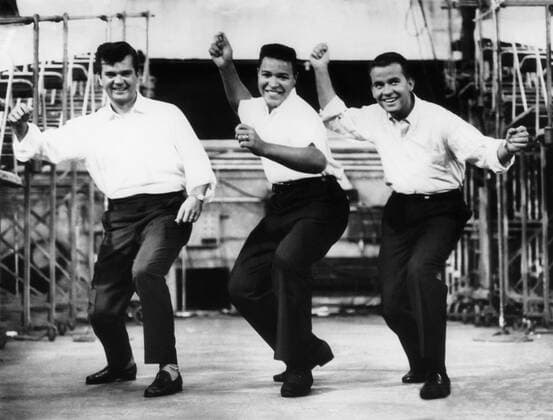 THE DICK CLARK SHOW, from left, Conway Twitty, Chubby Checker, Dick Clark, doing the twist (season 3, episode 48, aired August 6, 1960), 1958-60 Courtesy Everett Collection !ACHTUNG AUFNAHMEDATUM GESCHÃ„TZT! PUBLICATIONXNOTxINxCANxCHNxFRAxITAxJPNxNORxPOLxRUSxESPxUKxUSA Copyright: xCourtesyxEverettxCollectionx TBDDICL EC006