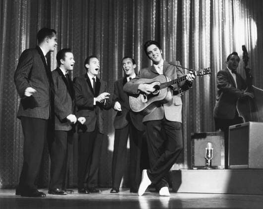 THE ED SULLIVAN SHOW, Elvis Presley, backed by the Jordanaires, aired October 28, 1956 Courtesy Everett Collection !ACHTUNG AUFNAHMEDATUM GESCHÃ„TZT! PUBLICATIONXNOTxINxCANxCHNxFRAxITAxJPNxNORxPOLxRUSxESPxUKxUSA Copyright: xCourtesyxEverettxCollectionx TBDEDSU EC110