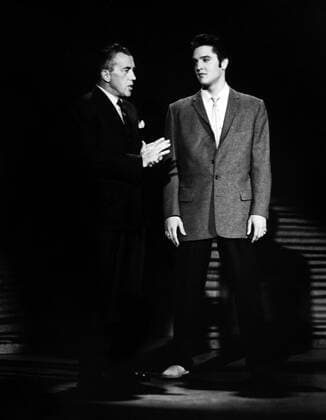 THE ED SULLIVAN SHOW, from left, Ed Sullivan, Elvis Presley, episode aired October 28, 1956 Please credit Courtesy Everett Collection !ACHTUNG AUFNAHMEDATUM GESCHÃ„TZT! PUBLICATIONXNOTxINxCANxCHNxFRAxITAxJPNxNORxPOLxRUSxESPxUKxUSA Copyright: xCourtesyxEverettxCollectionx TBDEDSU EC148
