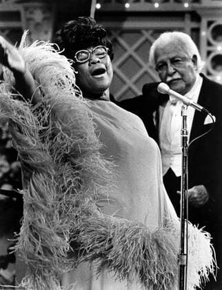 IMAGO ICONS: Ella Fitzgerald EVENING AT POPS, Ella Fitzgerald, Arthur Fiedler, 1973 Courtesy Everett Collection !ACHTUNG AUFNAHMEDATUM GESCHÃ„TZT! PUBLICATIONXNOTxINxCANxCHNxFRAxITAxJPNxNORxPOLxRUSxESPxUKxUSA Copyright: xCourtesyxEverettxCollectionx TBDEVAT EC004