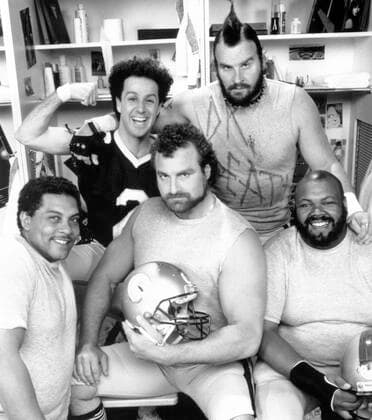 1ST AND TEN, (front, from left): Cliff Frazier, John Matuszak, Prince Hughes, (back): John Kassir, Donald Gibb, (Season 3), 1984-1991. HBO courtesy Everett Collection HBO Courtesy Everett Collection !ACHTUNG AUFNAHMEDATUM GESCHÃ„TZT! PUBLICATIONXNOTxINxCANxCHNxFRAxITAxJPNxNORxPOLxRUSxESPxUKxUSA Copyright: xHBO CourtesyxEverettxCollectionx TBDFIAN EC009