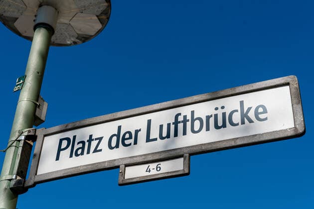 22.04.2020, Berlin, Deutschland, GER - Straßennamensschild mit der Aufschrift Platz der Luftbrücke . *** 22 04 2020, Berlin, Germany, GER Street name sign with the inscription Platz der Luftbrücke