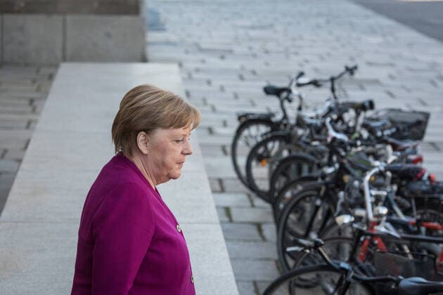 Berlin, Angela Merkel verlässt den Bundestag Deutschland, Berlin - 23.04.2020: Im Bild ist die deutsche Bundeskanzlerin Angela Merkel (CDU) nach der Regierungserklärung vor deutschen Bundestag. Berlin Bundestag Berlin Deutschland