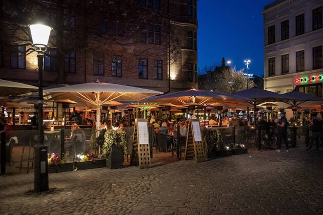People enjoying at outdoor restaurants, bars and cafÃ s amid the coronavirus pandemic at Lilla Torg in Malmo, Sweden, April 22, 2020 Malmo Sweden x2512x,  Copyright: xHANSSONxKRISTER Aftonbladetx SWEDEN CORONA MALMO