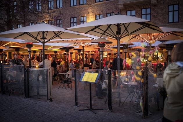 People enjoying at outdoor restaurants, bars and cafÃ s amid the coronavirus pandemic at Lilla Torg in Malmo, Sweden, April 22, 2020 Malmo Sweden x2512x,  Copyright: xHANSSONxKRISTER Aftonbladetx SWEDEN CORONA MALMO