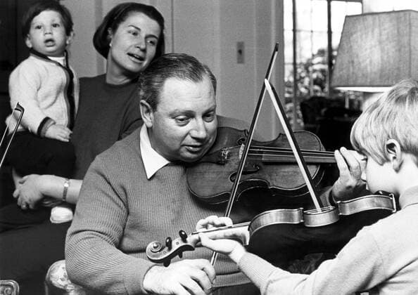 ISAAC STERN: MAN WITH A VIOLIN, David Stern, Vera Stern, Isaac Stern, Michael Stern, 1966 Courtesy Everett Collection !ACHTUNG AUFNAHMEDATUM GESCHÃ„TZT! PUBLICATIONXNOTxINxCANxCHNxFRAxITAxJPNxNORxPOLxRUSxESPxUKxUSA Copyright: xCourtesyxEverettxCollectionx TBDISST EC001