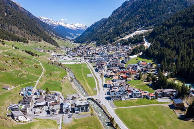 Ischgl 23.04.2020, Ischgl, AUT, Coronaviruskrise, das taegliche Leben in Ischgl. Seit Mitternacht gehoert die Quarantaene, die ueber das Tiroler Paznauntal sowie ueber die Gemeinden St. Anton am Arlberg und Soelden verhaengt war, der Vergangenheit an. Grundlage fuer die Entscheidung war die geringe Zahl an Neuinfektionen in den vergangenen Tagen. Im Bild Uebersicht Ischgl Arial View of Ischgl. Since midnight, the quarantine that was imposed on the Tyrolean Paznaun Valley and the communities of St. Anton am Arlberg and Soelden has been a thing of the past. The decision was based on the low number of new infections in the past few days. Austria on 2020 04 23.