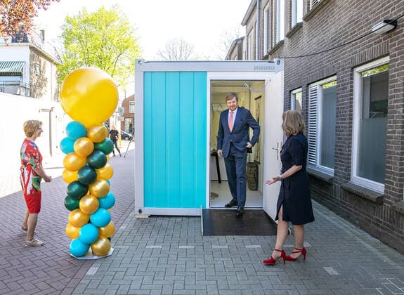 23-04-2020 Hoorn King Willem-Alexander visited the care location lindendael in Hoorn. (c) PPE Pool Nieboer v
